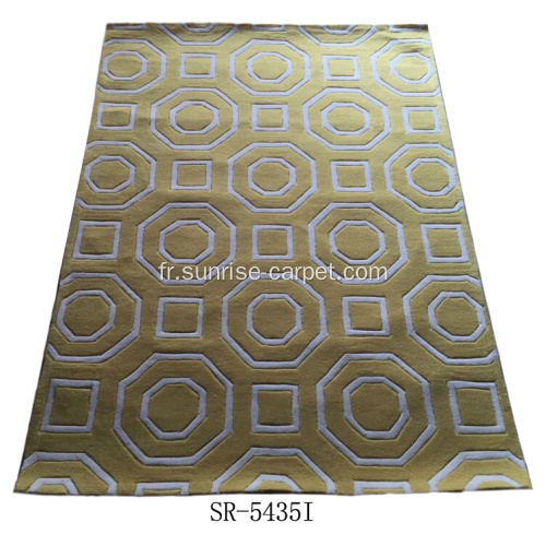 Tapis à la main avec motif moderne